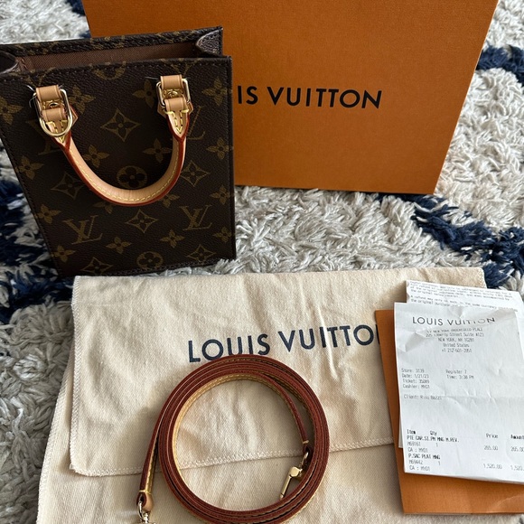 LOUIS VUITTON
Monogram Petit Sac Plat - Picture 2 of 12